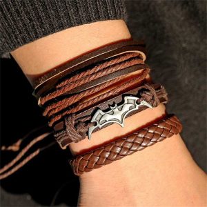 Lleva el poder del Caballero Oscuro en tu muñeca pulseras de cuero marron batman