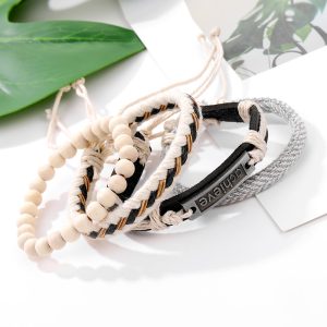 Conjunto de Pulseras de Cuero, Tejidas y Cuentas de Madera Blancas achieve