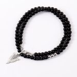 Descubre este exclusivo collar de cuentas de ónix negro combinado con un colgante punta de flecha fabricado en acero inoxidable: una pieza con estilo, carácter y significado.
