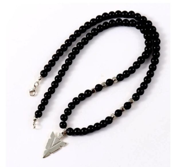 Descubre este exclusivo collar de cuentas de ónix negro combinado con un colgante punta de flecha fabricado en acero inoxidable: una pieza con estilo, carácter y significado.