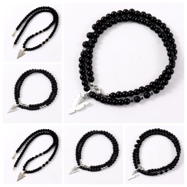 Descubre este exclusivo collar de cuentas de ónix negro combinado con un colgante punta de flecha fabricado en acero inoxidable: una pieza con estilo, carácter y significado.