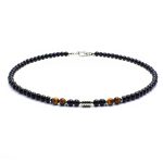 Collar elegante de ónix negro con 4 cuentas de ojo de tigre y cierre en acero inoxidable. Diseño unisex ideal para estilo diario o como regalo significativo.