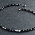Collar elegante de ónix negro con 4 cuentas de ojo de tigre y cierre en acero inoxidable. Diseño unisex ideal para estilo diario o como regalo significativo.