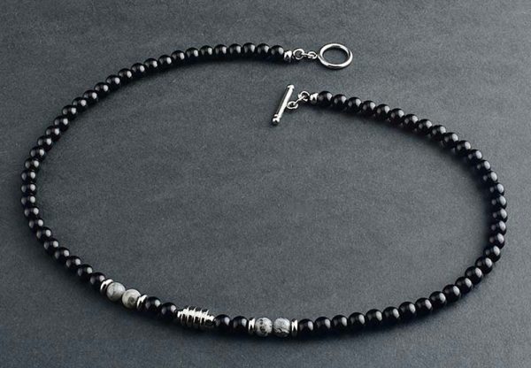 Collar elegante de ónix negro con 4 cuentas de ojo de tigre y cierre en acero inoxidable. Diseño unisex ideal para estilo diario o como regalo significativo.