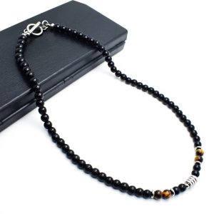 Collar elegante de ónix negro con 4 cuentas de ojo de tigre y cierre en acero inoxidable. Diseño unisex ideal para estilo diario o como regalo significativo.