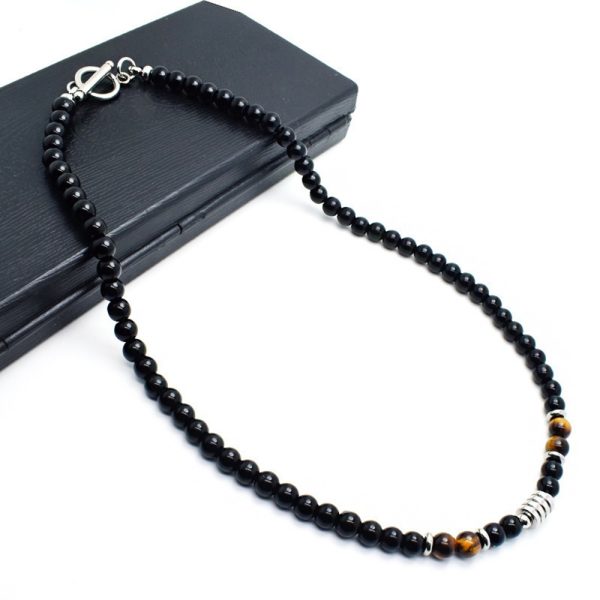 Collar elegante de ónix negro con 4 cuentas de ojo de tigre y cierre en acero inoxidable. Diseño unisex ideal para estilo diario o como regalo significativo.