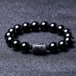Fortalece tu energía y eleva tu presencia con esta imponente Pulsera de Ónix Negro, adornada con un cilindro grabado con un dragón, símbolo de poder, fuerza, liderazgo y buena fortuna en la cultura oriental.