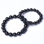 Fortalece tu energía y eleva tu presencia con esta imponente Pulsera de Ónix Negro, adornada con un cilindro grabado con un dragón, símbolo de poder, fuerza, liderazgo y buena fortuna en la cultura oriental.