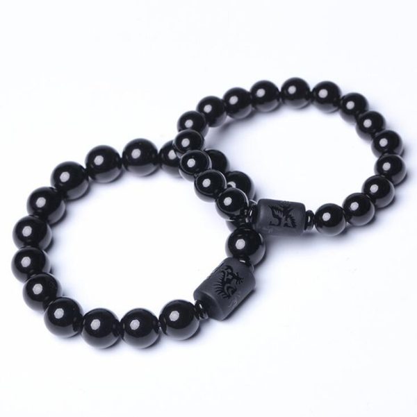 Fortalece tu energía y eleva tu presencia con esta imponente Pulsera de Ónix Negro, adornada con un cilindro grabado con un dragón, símbolo de poder, fuerza, liderazgo y buena fortuna en la cultura oriental.
