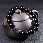 Fortalece tu energía y eleva tu presencia con esta imponente Pulsera de Ónix Negro, adornada con un cilindro grabado con un dragón, símbolo de poder, fuerza, liderazgo y buena fortuna en la cultura oriental.