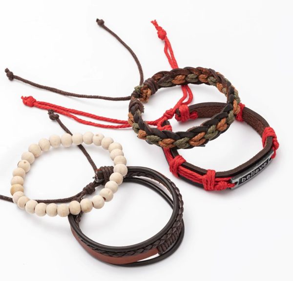 Refuerza tu estilo y tu actitud con nuestra exclusiva Pulsera Multicapa “Believe”, un accesorio moderno que combina cuero premium, cuentas naturales y detalles en hilo rojo para atraer protección, confianza y buena energía.