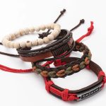 Refuerza tu estilo y tu actitud con nuestra exclusiva Pulsera Multicapa “Believe”, un accesorio moderno que combina cuero premium, cuentas naturales y detalles en hilo rojo para atraer protección, confianza y buena energía.