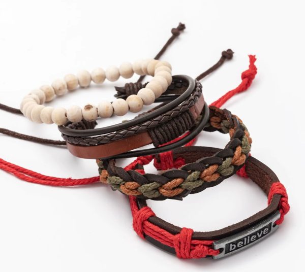 Refuerza tu estilo y tu actitud con nuestra exclusiva Pulsera Multicapa “Believe”, un accesorio moderno que combina cuero premium, cuentas naturales y detalles en hilo rojo para atraer protección, confianza y buena energía.