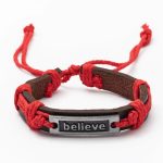 Refuerza tu estilo y tu actitud con nuestra exclusiva Pulsera Multicapa “Believe”, un accesorio moderno que combina cuero premium, cuentas naturales y detalles en hilo rojo para atraer protección, confianza y buena energía.