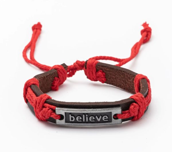 Refuerza tu estilo y tu actitud con nuestra exclusiva Pulsera Multicapa “Believe”, un accesorio moderno que combina cuero premium, cuentas naturales y detalles en hilo rojo para atraer protección, confianza y buena energía.