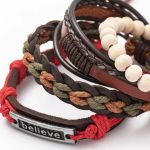 Refuerza tu estilo y tu actitud con nuestra exclusiva Pulsera Multicapa “Believe”, un accesorio moderno que combina cuero premium, cuentas naturales y detalles en hilo rojo para atraer protección, confianza y buena energía.