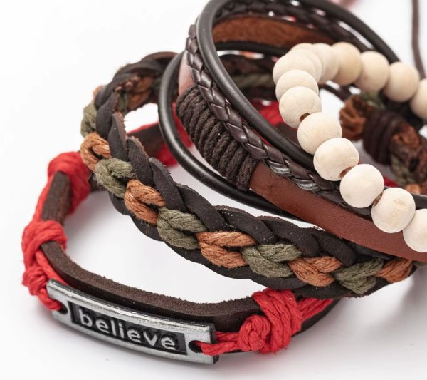Refuerza tu estilo y tu actitud con nuestra exclusiva Pulsera Multicapa “Believe”, un accesorio moderno que combina cuero premium, cuentas naturales y detalles en hilo rojo para atraer protección, confianza y buena energía.