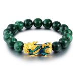 Esta es una pulsera estilo Feng Shui, elaborada con cuentas redondas de piedra natural verde, las cuales aportan un acabado elegante, profundo y vibrante. Cada cuenta tiene un brillo suave y una textura ligeramente marmoleada, lo que le da un aspecto distintivo y de alta calidad.