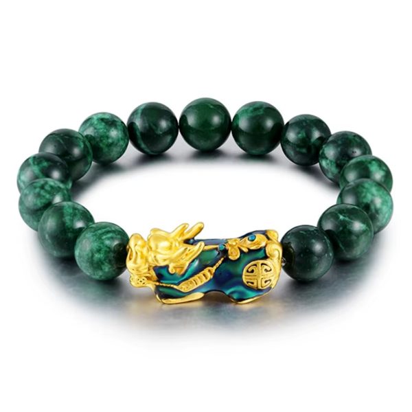 Esta es una pulsera estilo Feng Shui, elaborada con cuentas redondas de piedra natural verde, las cuales aportan un acabado elegante, profundo y vibrante. Cada cuenta tiene un brillo suave y una textura ligeramente marmoleada, lo que le da un aspecto distintivo y de alta calidad.