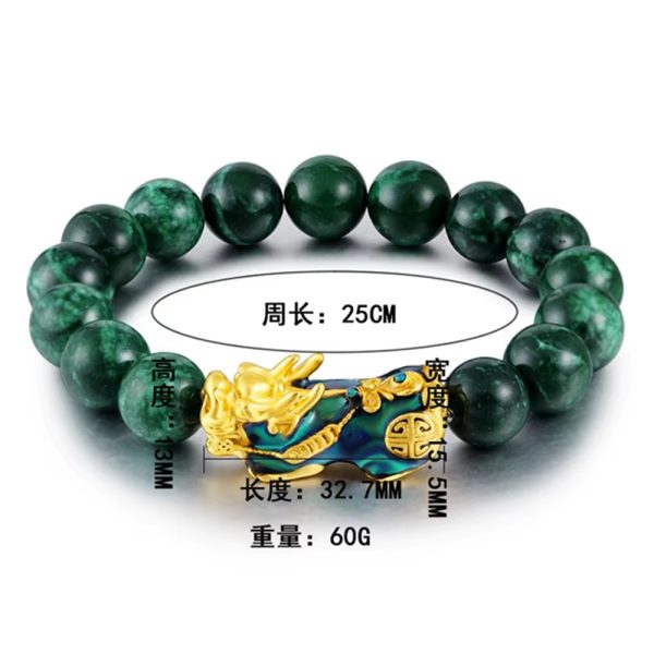 Esta es una pulsera estilo Feng Shui, elaborada con cuentas redondas de piedra natural verde, las cuales aportan un acabado elegante, profundo y vibrante. Cada cuenta tiene un brillo suave y una textura ligeramente marmoleada, lo que le da un aspecto distintivo y de alta calidad.