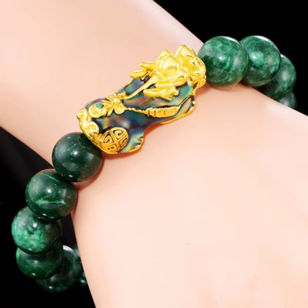 Esta es una pulsera estilo Feng Shui, elaborada con cuentas redondas de piedra natural verde, las cuales aportan un acabado elegante, profundo y vibrante. Cada cuenta tiene un brillo suave y una textura ligeramente marmoleada, lo que le da un aspecto distintivo y de alta calidad.