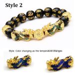 Lleva contigo un símbolo poderoso de abundancia y protección con esta elegante pulsera de cuentas de acrílico negro, complementada con un imponente Pixiu dorado con detalles azules iridiscentes. Su diseño moderno y llamativo combina la estética del Feng Shui con un estilo contemporáneo perfecto para uso diario