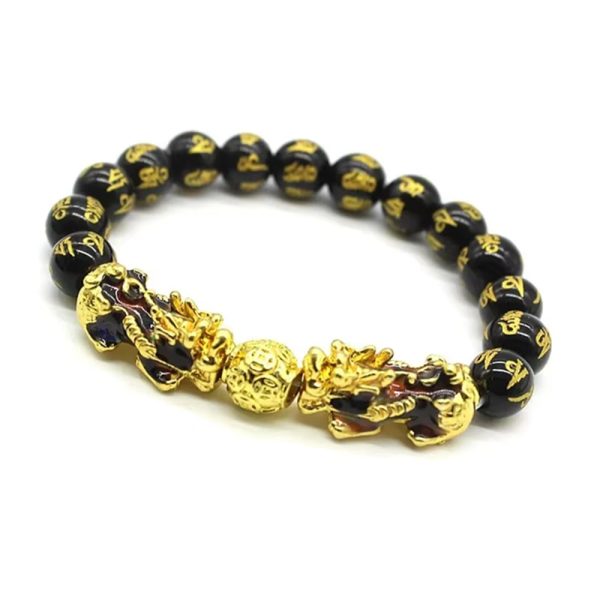Lleva contigo un símbolo poderoso de abundancia y protección con esta elegante pulsera de cuentas de acrílico negro, complementada con un imponente Pixiu dorado con detalles azules iridiscentes. Su diseño moderno y llamativo combina la estética del Feng Shui con un estilo contemporáneo perfecto para uso diario