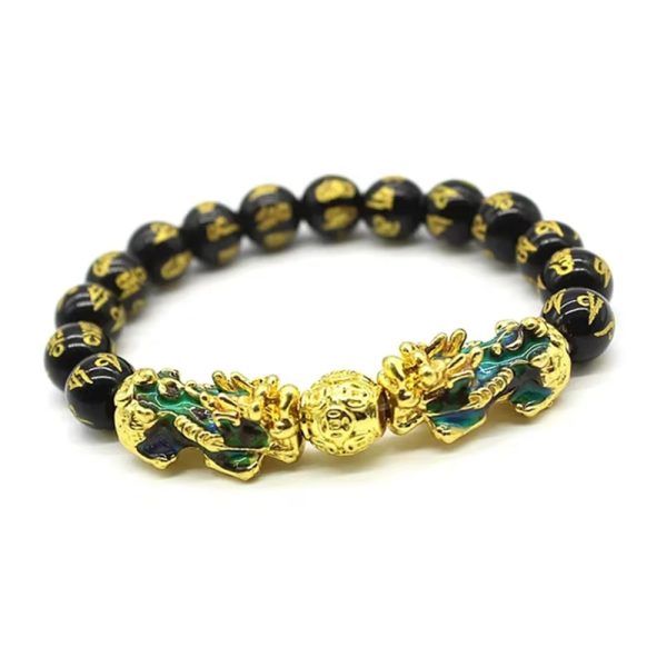 Lleva contigo un símbolo poderoso de abundancia y protección con esta elegante pulsera de cuentas de acrílico negro, complementada con un imponente Pixiu dorado con detalles azules iridiscentes. Su diseño moderno y llamativo combina la estética del Feng Shui con un estilo contemporáneo perfecto para uso diario