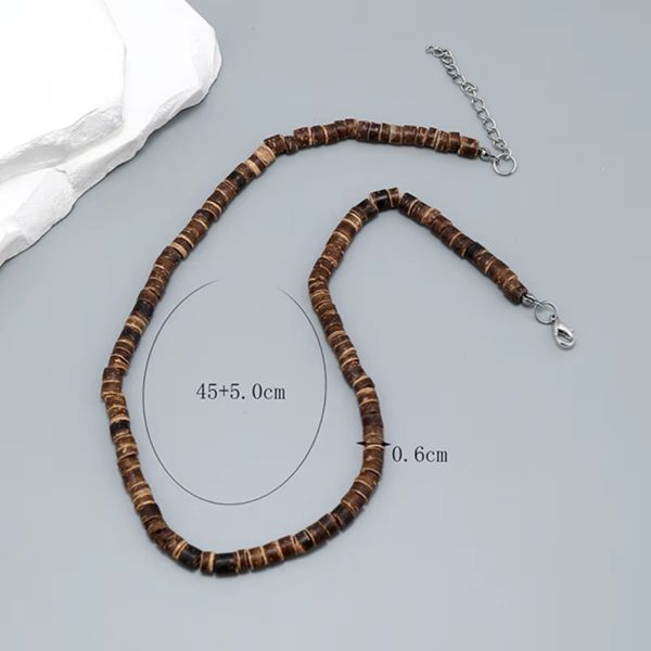 Descubre una pieza única que combina tradición, naturaleza y estilo: nuestro collar artesanal africano de cerámica y coco, pensado para quienes buscan un complemento con alma, carácter y autenticidad.