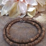 Descubre una pieza única que combina tradición, naturaleza y estilo: nuestro collar artesanal africano de cerámica y coco, pensado para quienes buscan un complemento con alma, carácter y autenticidad.