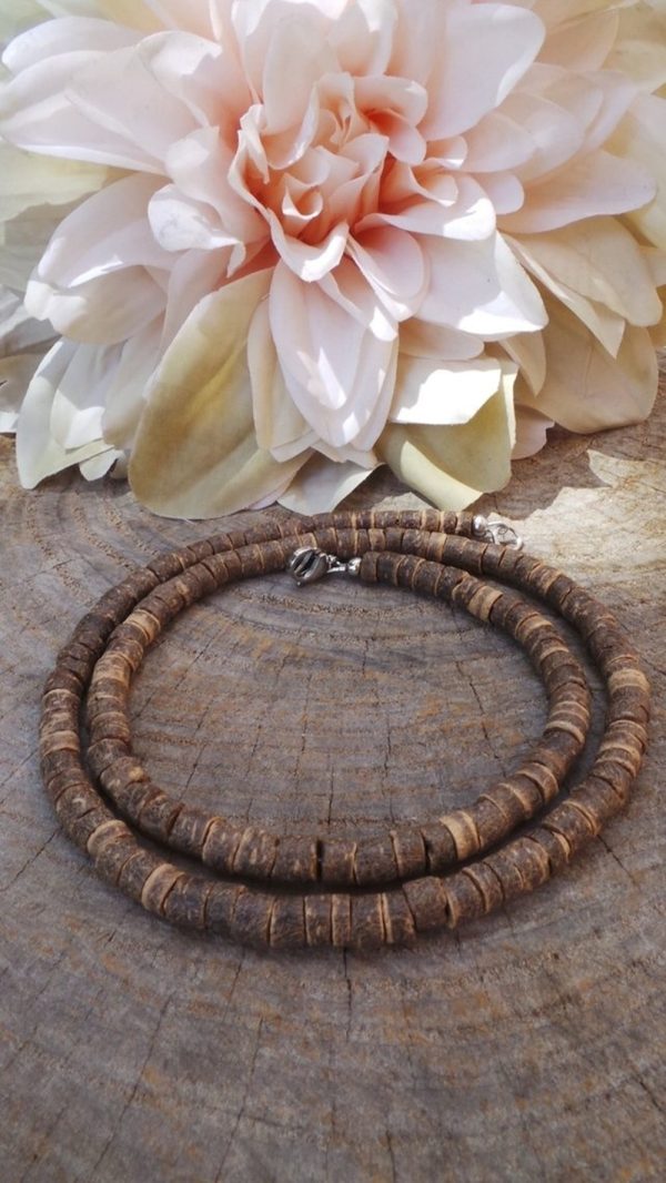 Descubre una pieza única que combina tradición, naturaleza y estilo: nuestro collar artesanal africano de cerámica y coco, pensado para quienes buscan un complemento con alma, carácter y autenticidad.