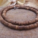 Descubre una pieza única que combina tradición, naturaleza y estilo: nuestro collar artesanal africano de cerámica y coco, pensado para quienes buscan un complemento con alma, carácter y autenticidad.