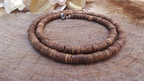 Descubre una pieza única que combina tradición, naturaleza y estilo: nuestro collar artesanal africano de cerámica y coco, pensado para quienes buscan un complemento con alma, carácter y autenticidad.