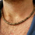 Descubre una pieza única que combina tradición, naturaleza y estilo: nuestro collar artesanal africano de cerámica y coco, pensado para quienes buscan un complemento con alma, carácter y autenticidad.