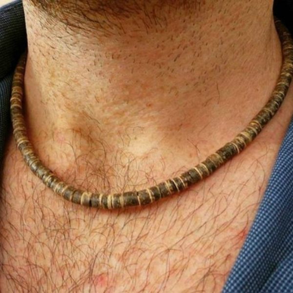 Descubre una pieza única que combina tradición, naturaleza y estilo: nuestro collar artesanal africano de cerámica y coco, pensado para quienes buscan un complemento con alma, carácter y autenticidad.
