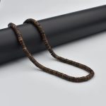 Descubre una pieza única que combina tradición, naturaleza y estilo: nuestro collar artesanal africano de cerámica y coco, pensado para quienes buscan un complemento con alma, carácter y autenticidad.
