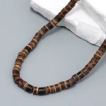 Descubre una pieza única que combina tradición, naturaleza y estilo: nuestro collar artesanal africano de cerámica y coco, pensado para quienes buscan un complemento con alma, carácter y autenticidad.