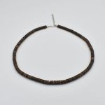 Descubre una pieza única que combina tradición, naturaleza y estilo: nuestro collar artesanal africano de cerámica y coco, pensado para quienes buscan un complemento con alma, carácter y autenticidad.