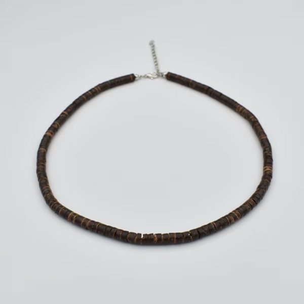 Descubre una pieza única que combina tradición, naturaleza y estilo: nuestro collar artesanal africano de cerámica y coco, pensado para quienes buscan un complemento con alma, carácter y autenticidad.