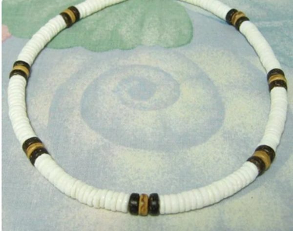 Collar artesanal de piedra blanca natural — elegante, minimalista y con espíritu boho. Perfecto para looks casuales, urbanos o veraniegos.