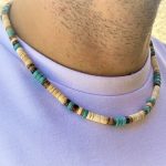 Añade un toque playero a tu look con nuestro collar surfista hecho a mano con cuentas de coco y cerámica. Perfecto para verano y espíritu libre.