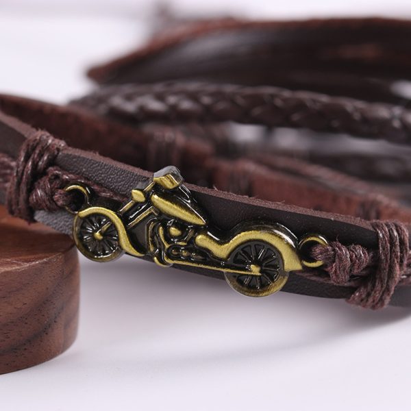 Usa un título claro y descriptivo que incluya palabras clave relevantes — por ejemplo: “Pulsera de cuero boho-rock con charm metálico — accesorio unisex”. Esto ayuda a que la página sea fácilmente encontrada por quienes buscan pulseras de cuero, accesorios rockeros, joyería boho, etc.