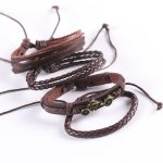 Usa un título claro y descriptivo que incluya palabras clave relevantes — por ejemplo: “Pulsera de cuero boho-rock con charm metálico — accesorio unisex”. Esto ayuda a que la página sea fácilmente encontrada por quienes buscan pulseras de cuero, accesorios rockeros, joyería boho, etc.