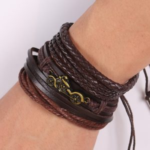 Usa un título claro y descriptivo que incluya palabras clave relevantes — por ejemplo: “Pulsera de cuero boho-rock con charm metálico — accesorio unisex”. Esto ayuda a que la página sea fácilmente encontrada por quienes buscan pulseras de cuero, accesorios rockeros, joyería boho, etc.