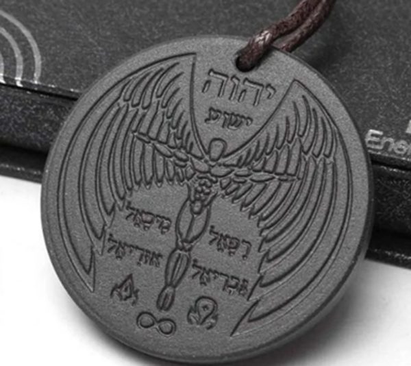 Este exclusivo collar de shunguita con grabado de ángel y símbolos sagrados no es solo un accesorio… es un amuleto de conexión, protección y energía personal.