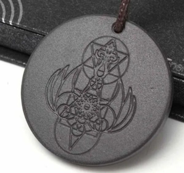 Este exclusivo collar de shunguita con grabado de ángel y símbolos sagrados no es solo un accesorio… es un amuleto de conexión, protección y energía personal.