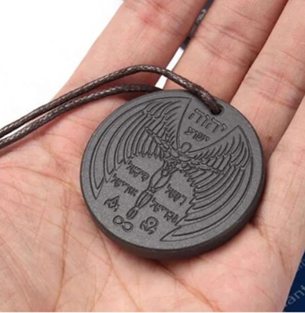 Este exclusivo collar de shunguita con grabado de ángel y símbolos sagrados no es solo un accesorio… es un amuleto de conexión, protección y energía personal.