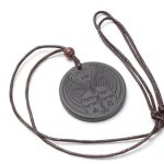 Este exclusivo collar de shunguita con grabado de ángel y símbolos sagrados no es solo un accesorio… es un amuleto de conexión, protección y energía personal.