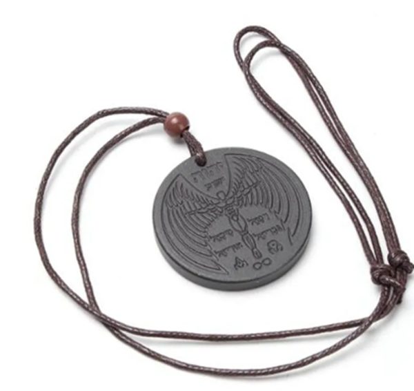 Este exclusivo collar de shunguita con grabado de ángel y símbolos sagrados no es solo un accesorio… es un amuleto de conexión, protección y energía personal.