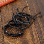Este set de pulseras negras estilo náutico combina cuero trenzado, cuentas y un detalle central de timón que simboliza dirección, liderazgo